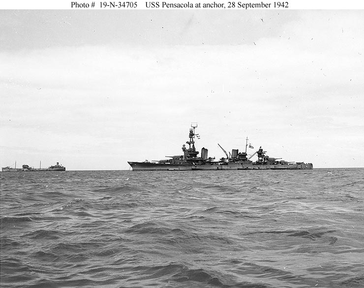USS Pensacola CA 24 al fondear en un puerto del Pacífico Sur, el 28 de septiembre de 1942