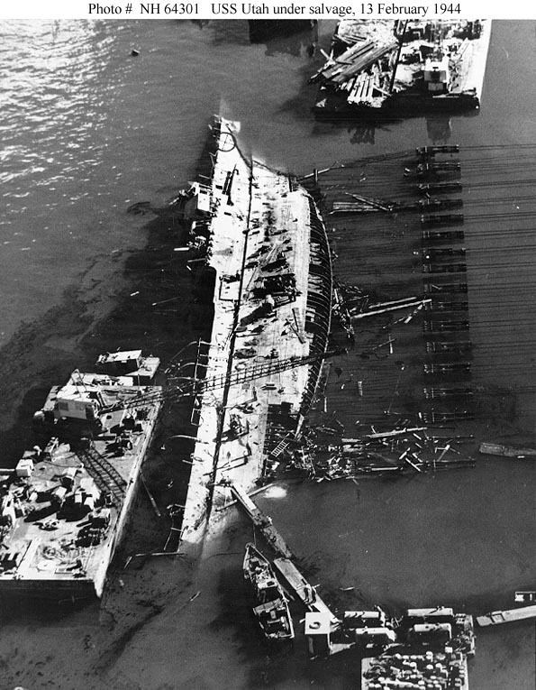 El USS Utah BB-31 en febrero de 1944 durante su intento de reflotación