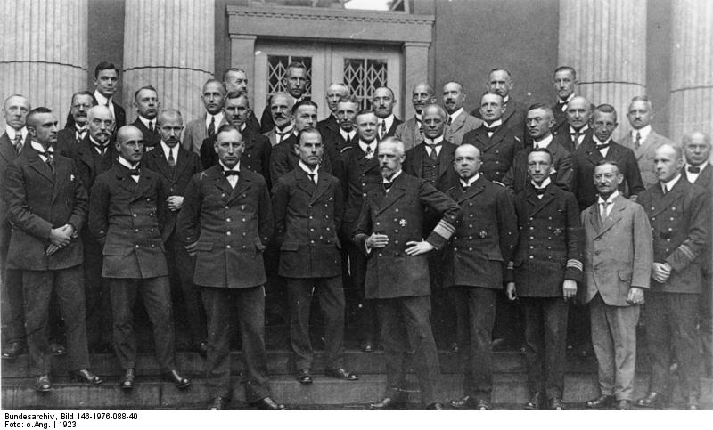 Oficiales y empleados de la oficina de mando naval en 1923