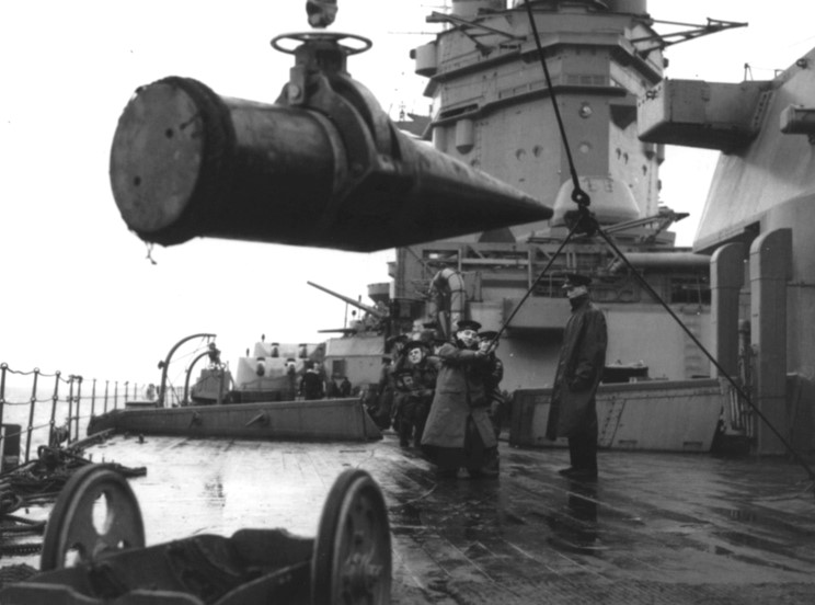 Cargando proyectiles de 406 mm en el HMS Rodney