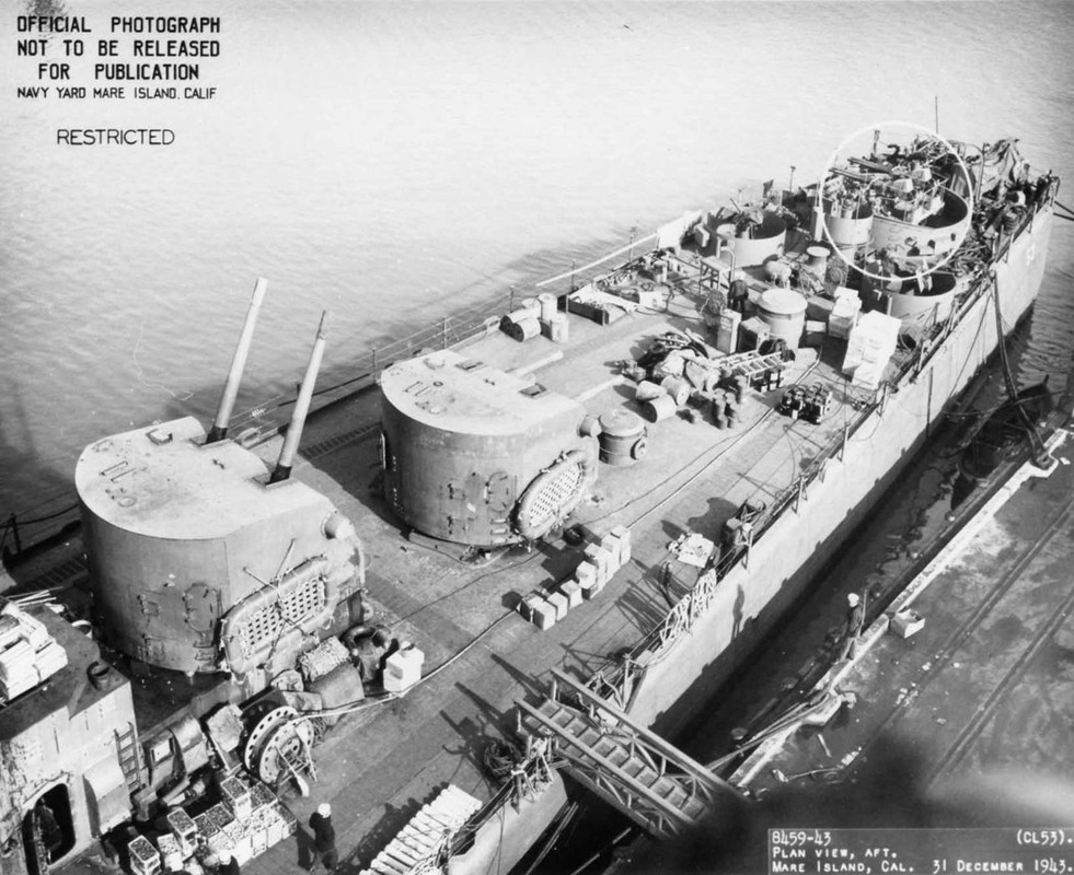 El USS San Diego CL 53 en Mare Island el 31 de diciembre de 1943. El USS San Diego estuvo en revisión en Mare Island desde el 15 de diciembre de 1943 hasta el 2 de enero de 1944. Los círculos indican elementos que fueron modificados durante este período