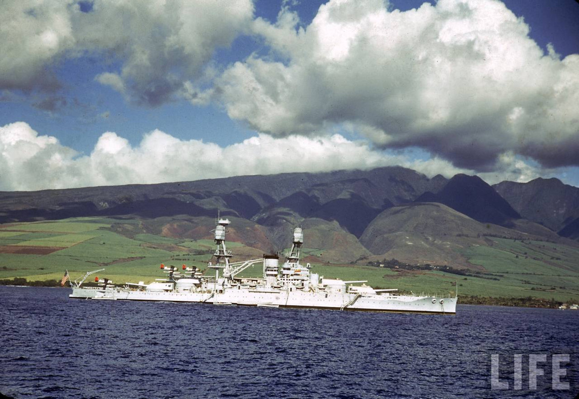 Vista del USS Nevada BB-36 frente a las costas de Hawaii durante unas maniobras de la Marina de los EE.UU. de la flota del Pacífico en 1939