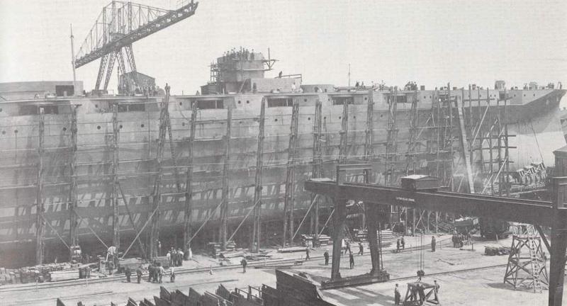 El USS Arizona durante su construcción en los Astilleros New York Naval Ship Yard
