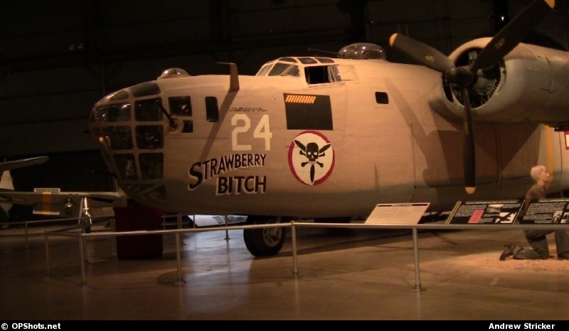 Consolidated B-24D-160CO Liberator con número de Serie 42-72843 24V Strawberry Bitch está en exhibición en el National Museum of the USAF en Dayton, Ohio, EE.UU