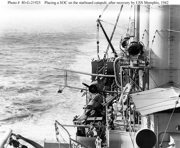 Colocando un SOC en la catapulta de estribor, después de ser recuperado por el USS Memphis, 1942