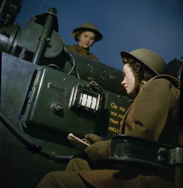 Miembros de la ATS vigilan desde un cañón antiaéreo, diciembre 1942