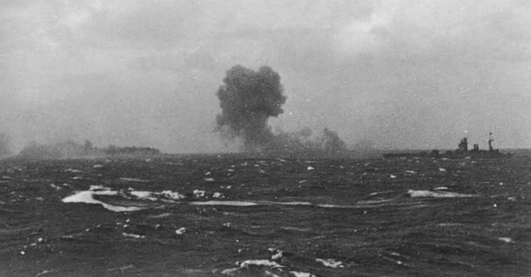 27 de mayo 1941, el HMS Rodney habre fuego en el DKM Bismarck, que se puede ver ardiendo en la distancia