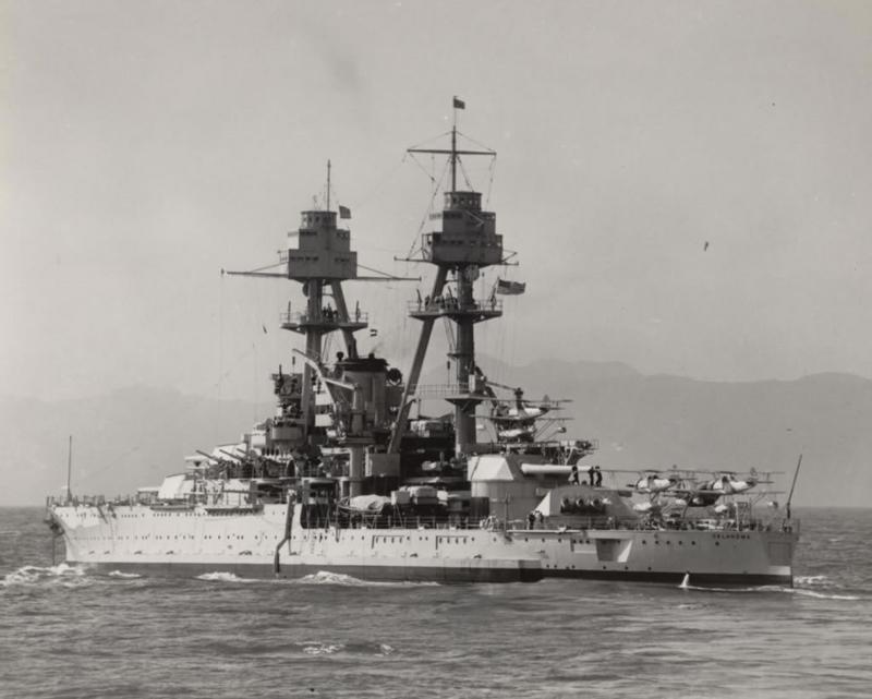 El USS Oklahoma durante unas prácticas realizadas en el Pacifico en 1930