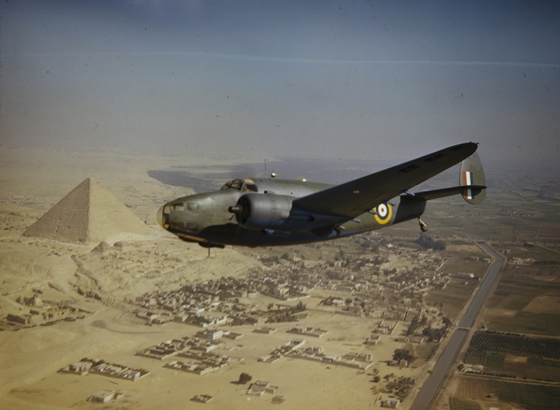 Un Lockheed Hudson Mc VI AE626 de la Real Fuerza Aérea vuela sobre las pirámides de Egipto en 1942