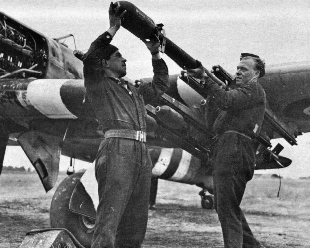 Rearmado de cohetes RP3 un Hawker Typhoon, mayo de 1944 Rearmado de cohetes RP3 un Hawker Typhoon, mayo de 1944