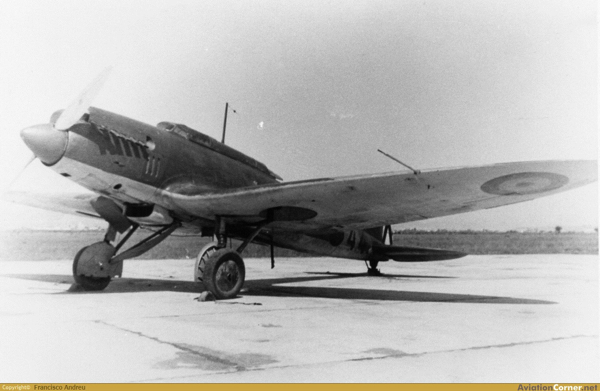En esta foto podemos ver a un Heinkel He 70F 14-56 con pintura de camuflaje heredada de la Guerra Civil, aunque los distintivos se ven claramente que son de los años de la postguerra