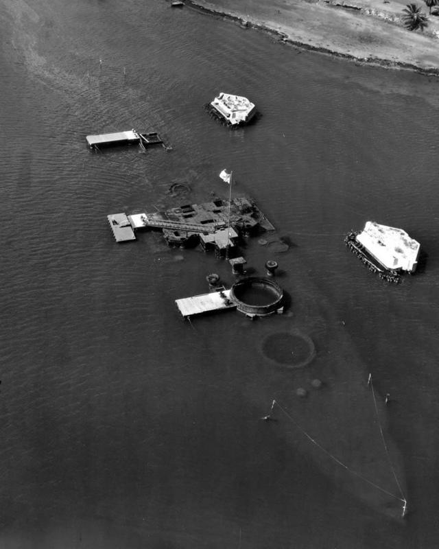 Vista aérea del casco del USS Arizona en la década de 1950, antes de la construcción del Memorial