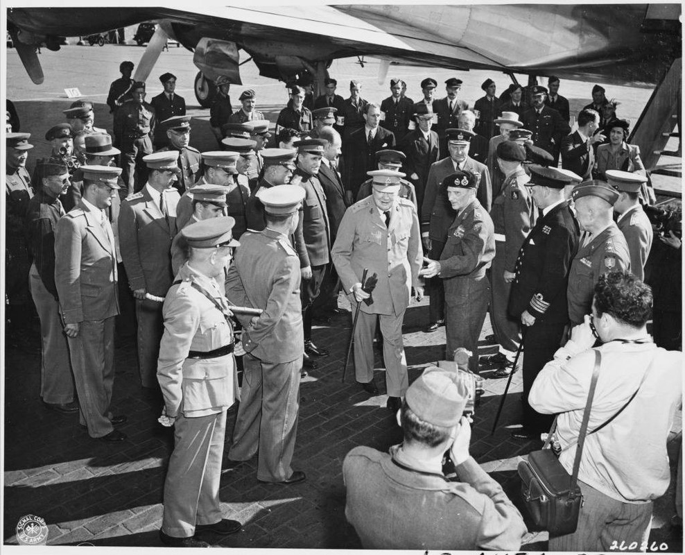 El Primer Ministro británico Winston Churchill es recibido por el Mariscal de campo Bernard Montgomery en el Aeropuerto Gatow de Berlín, Alemania, donde el Sr. Churchill acaba de llegar para asistir a la Conferencia de Potsdam