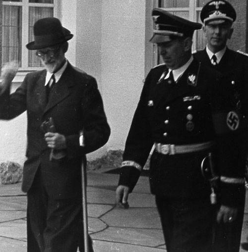 Julius Schaub en una reunión en el Reichstag durante el período inicial de la guerra