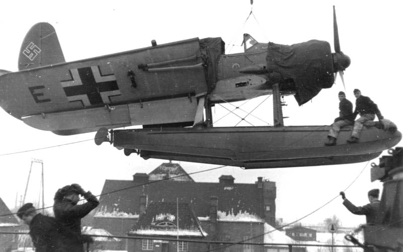 Arado Ar 196 A3 siendo izado en Brunsbüttelkoog el 19 de febrero de 1942