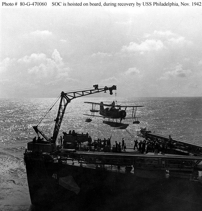 Un SOC es izado a bordo del USS Philadelphia, noviembre de 1942