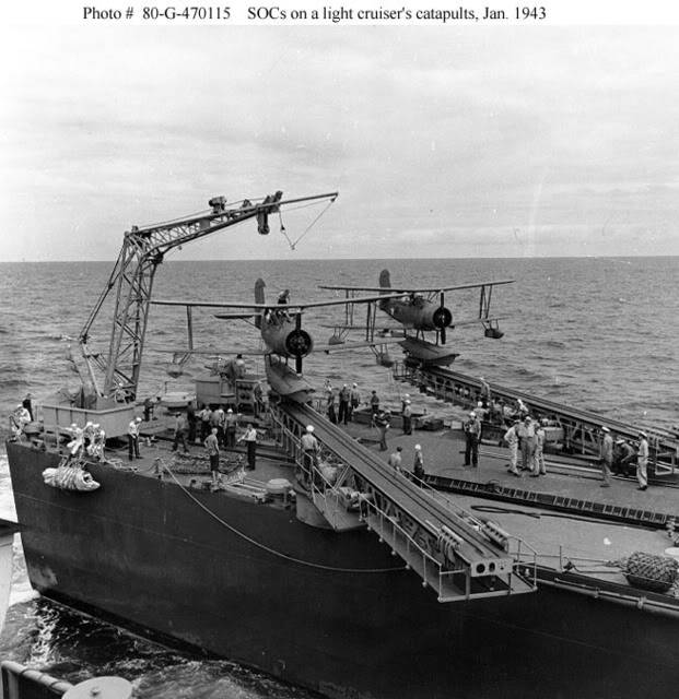Dos SOC en las catapultas de un crucero ligero, enero, 1943