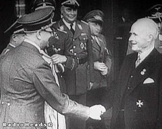 El Führer saluda a Gustav Krupp tras condecorarle con la medalla de oro del NSDAP