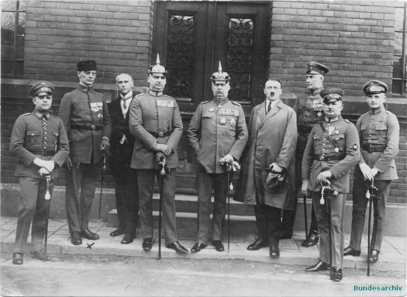 Ernst Röhm rodeado por los principales acusados en el proceso de Hitler en 1924