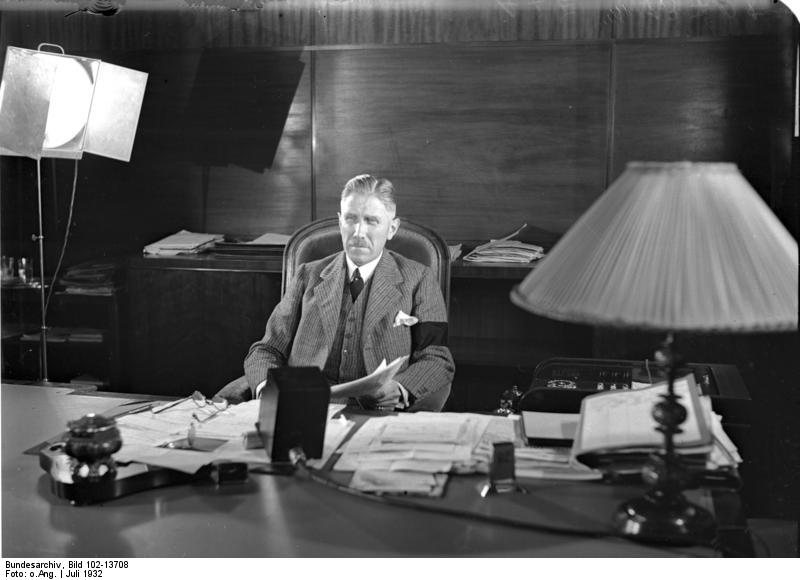 El canciller del Reich von Papen en su depacho durante el discurso ante los oyentes estadounidenses. Julio de 1932