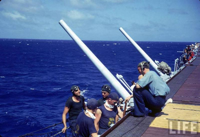 Los miembros de un equipo artillero se relajan en la cubierta del portaaviones estadounidense USS Enterprise CV-6 durante las maniobras de la Flota del Pacífico de la Marina de los EE. UU. Cerca de Hawai, septiembre de 1940