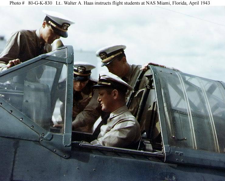 El teniente Walter A. Haas instruye a los estudiantes de vuelo en el NAS de Miami, Florida, abril de 1943