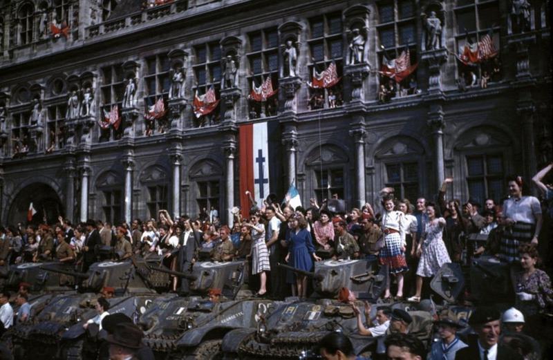 Desfile de la ceremonia celebrada el día después de la liberación de París, agosto de 1944