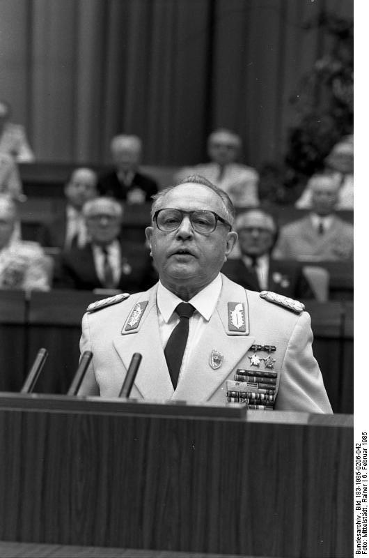 El general del ejército Erich Mielke, miembro del Buró Político del Comité Central del SED y Ministro de Seguridad del Estado, pronunció el discurso ceremonial con motivo del 35 aniversario de la formación del Ministerio de Seguridad del Estado. 6 de febrero de 1985