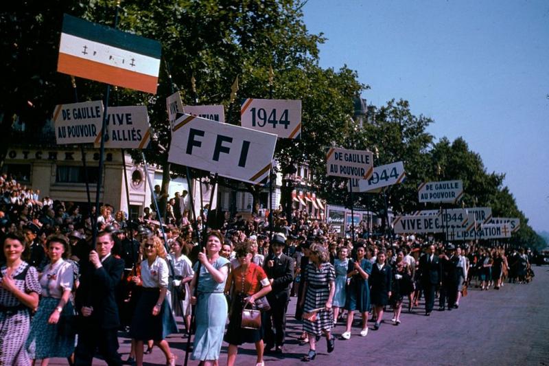 Parisinos durante las celebraciones después de la liberación de su ciudad, agosto 1944