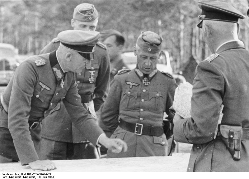Generalfeldmarschall Fedor von Bock, Oberst Walther von Hünersdorff, oculto Generaloberst Hermann Hoth, Generaloberst Wolfram von Richthofen en una reunión de oficiales. Unión soviética, 8 julio de 1941