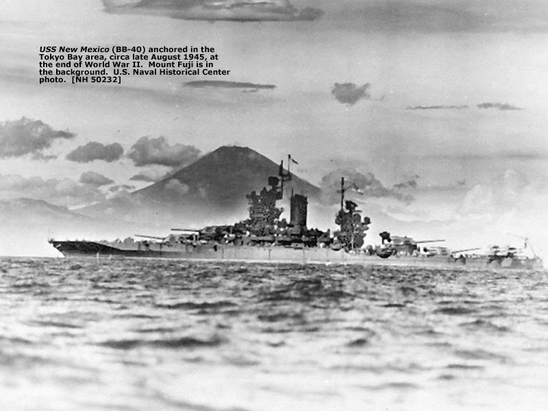 El USS Nuevo México BB-40 anclado en el área de la Bahía de Tokio, a finales de agosto de 1945