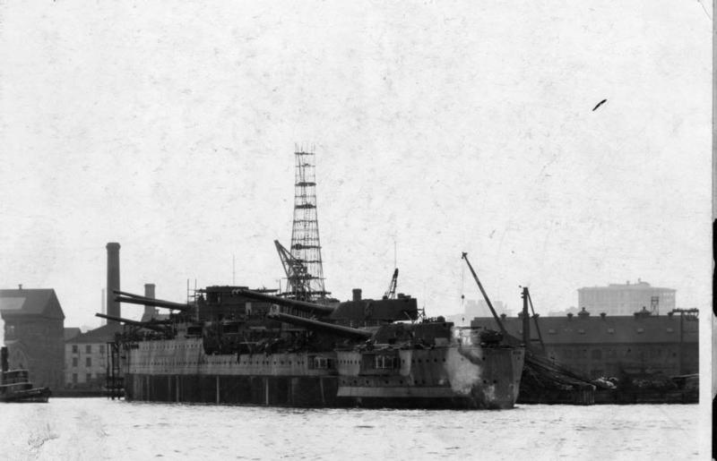 El Acorazado USS New Mexico BB-40 durante su construcción en los Astilleros de Brooklyn en 1915