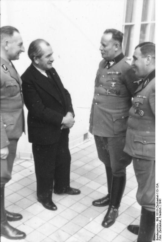 Austria, Viena. En el patio de la Escuela Técnica del Führer, de izquierda a derecha, Standartenführer Neblich, Prof. Porsche y Brigadeführer Krüger, 1941