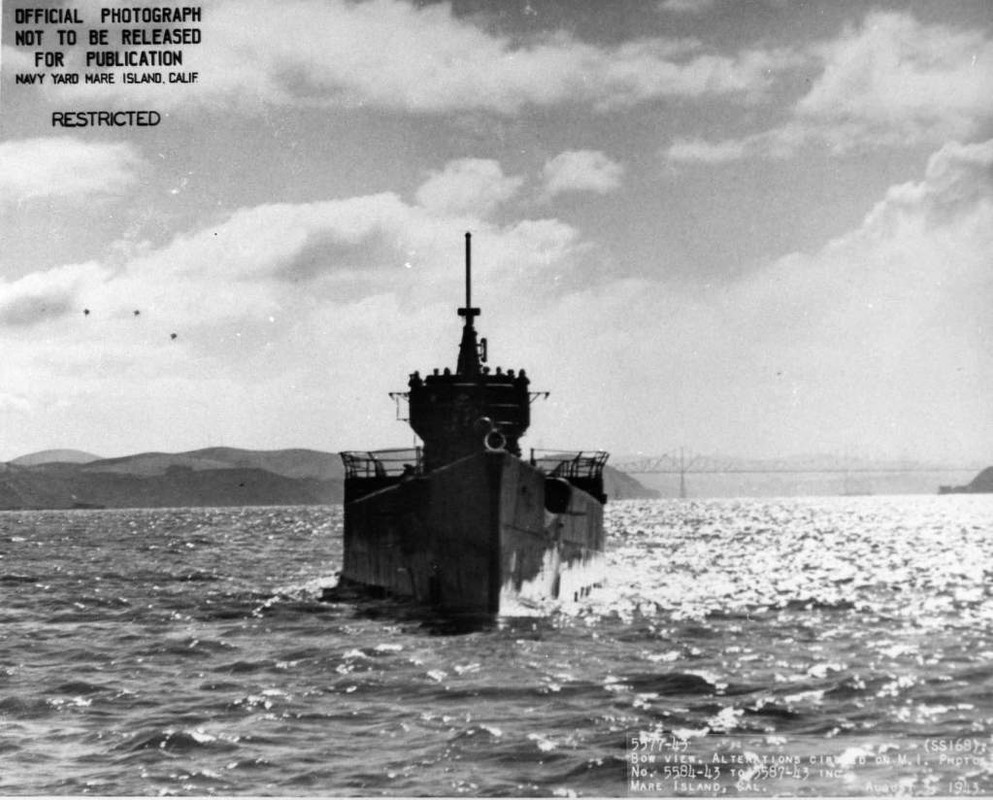 El Nautilus SS-168 frente a Mare Island el 3 de agosto de 1943