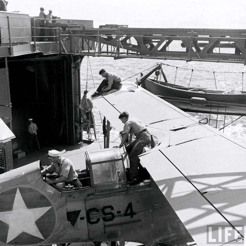 Reportaje fotográfico de la Revista LIFE de un Curtiss SOC-3A Seagull del Escuadrón de Reconocimiento 201 VS-201 a bordo de un Crucero