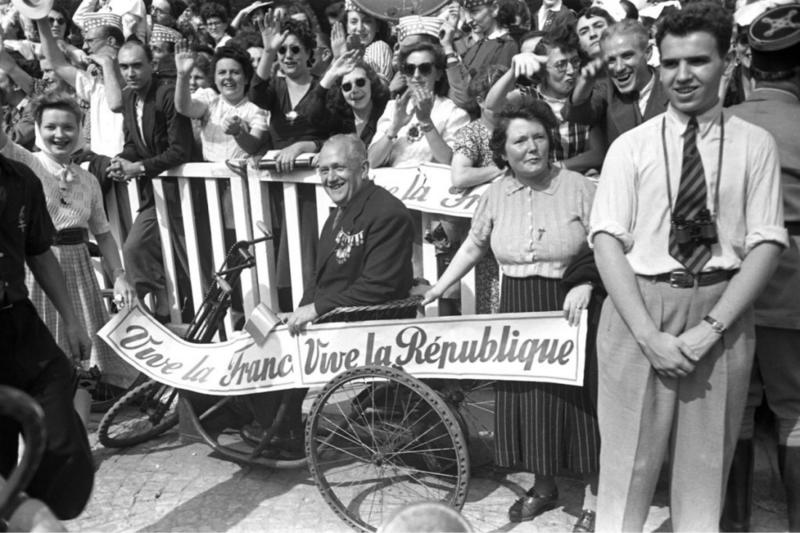 Los parisinos celebran la liberación de la Ciudad de la Luz, agosto de 1944