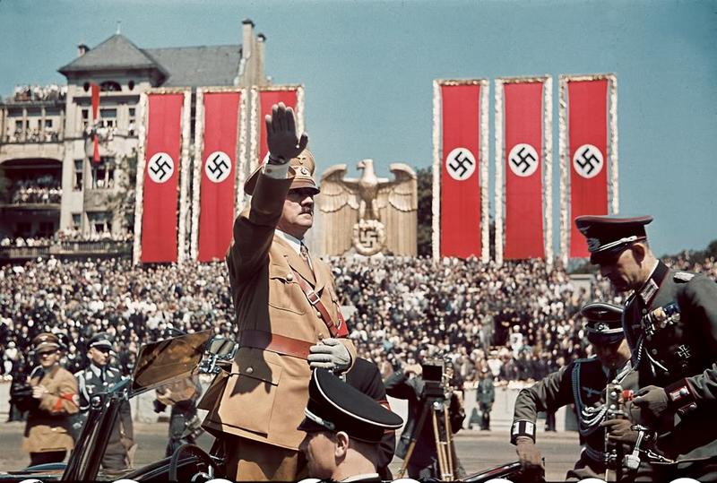 Una foto tomada por el fotógrafo personal de Hitler, y más tarde adquirido por LIFE, muestra una concentración de 1939 en la que Hitler saluda a las tropas de la Luftwaffe que lucharon con las fuerzas nacionalistas de Franco en la Guerra Civil española