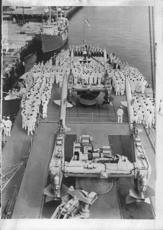 Ceremonia de la última bajada de bandera a bordo del USS Mississippi, el 1 de agosto 1956