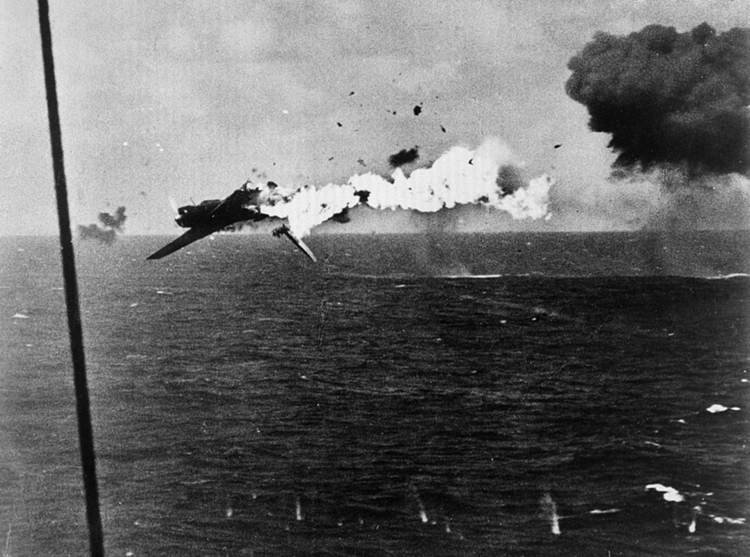 Un B6N explota después del impacto directo de un proyectil de 5 pulgadas desde el USS Yorktown mientras intenta un ataque sin éxito contra el transportador frente a Kwajalein el 4 de diciembre de 1943