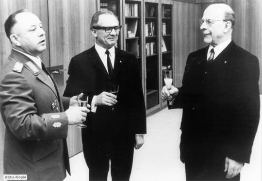 De izquierda a derecha, Erich Mielke, Erich Honecker y Walter Ulbricht