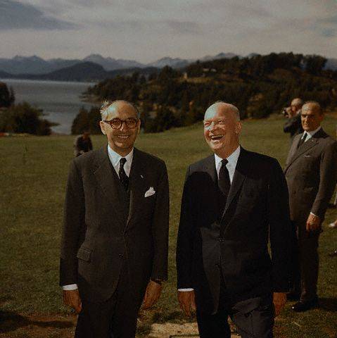 El presidente argentino Arturo Frondizi y el presidente estadounidense Dwight Eisenhower, Bariloche, Argentina, marzo de 1959