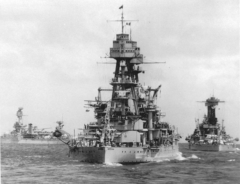 El USS Arizona BB-39 en alta mar, seguido del USS Tennessee y del USS Texas en 1932