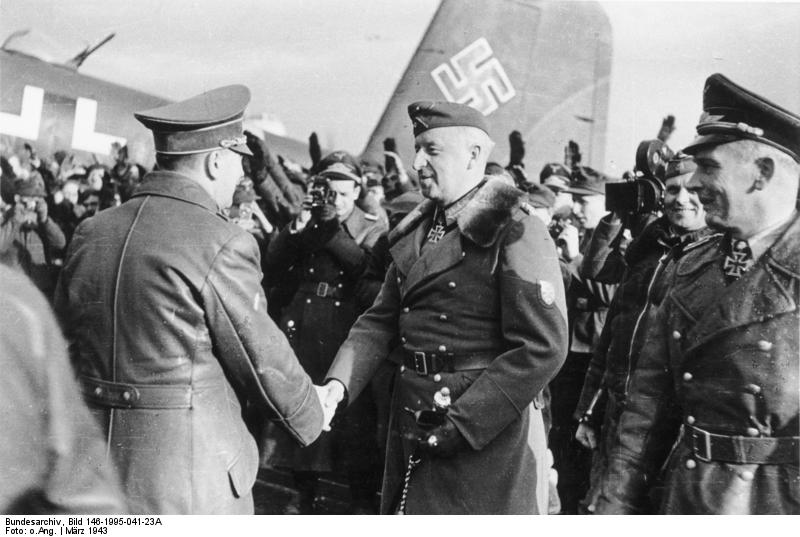El generalfeldmarschall Erich von Manstein saluda a Hitler en el aeródromo local. A la derecha están Hans Baur y el Generalfeldmarschall Wolfram von Richthofen, 10 de marzo de 1943