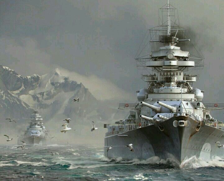 El acorazado alemán Bismarck y el crucero pesado Prinz Eugen, detrás a la izquierda, en  aguas del Ártico