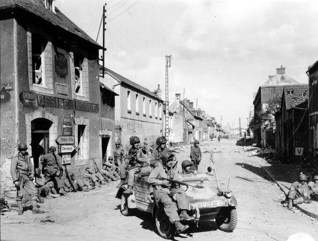 Paracaidistas Americanos sobre un Kubelwagen capturado en Carentan en 1944