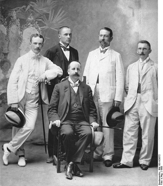 Gustav Krupp a la izquierda junto a miembros de la embajada alemana en Pekín