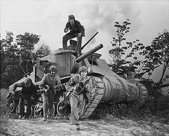 Equipo de entrenamiento posando con su tanque mediano M3 en Fort Knox, Kentucky, Estados Unidos, junio de 1942 