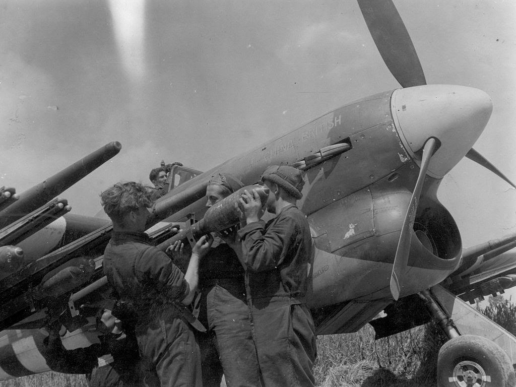 Rearmado de cohetes RP3 un Hawker Typhoon, mayo de 1944