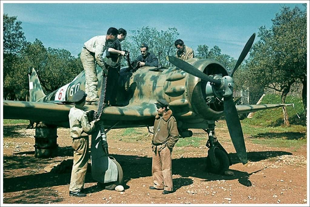 Cargando la ametralladora de 12.7 mm de un Macchi C.200 Saetta, Castelvetrano, Sicilia en 1940