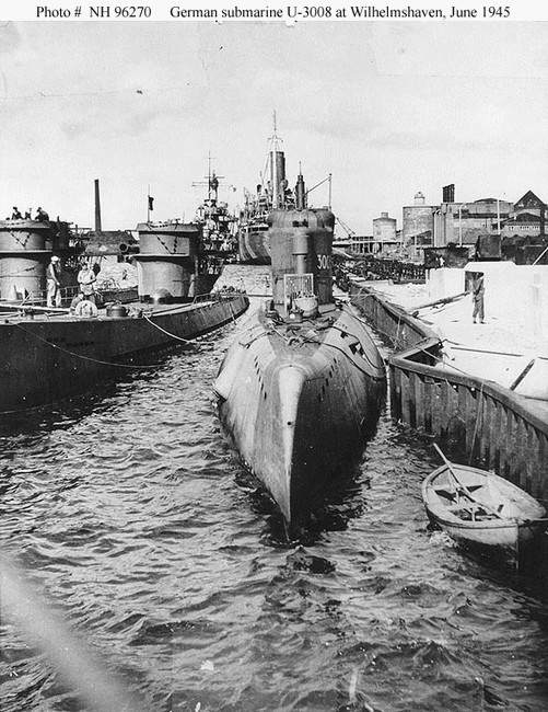 Submarino alemán U-3008 en Wilhelmshaven, junio de 1945